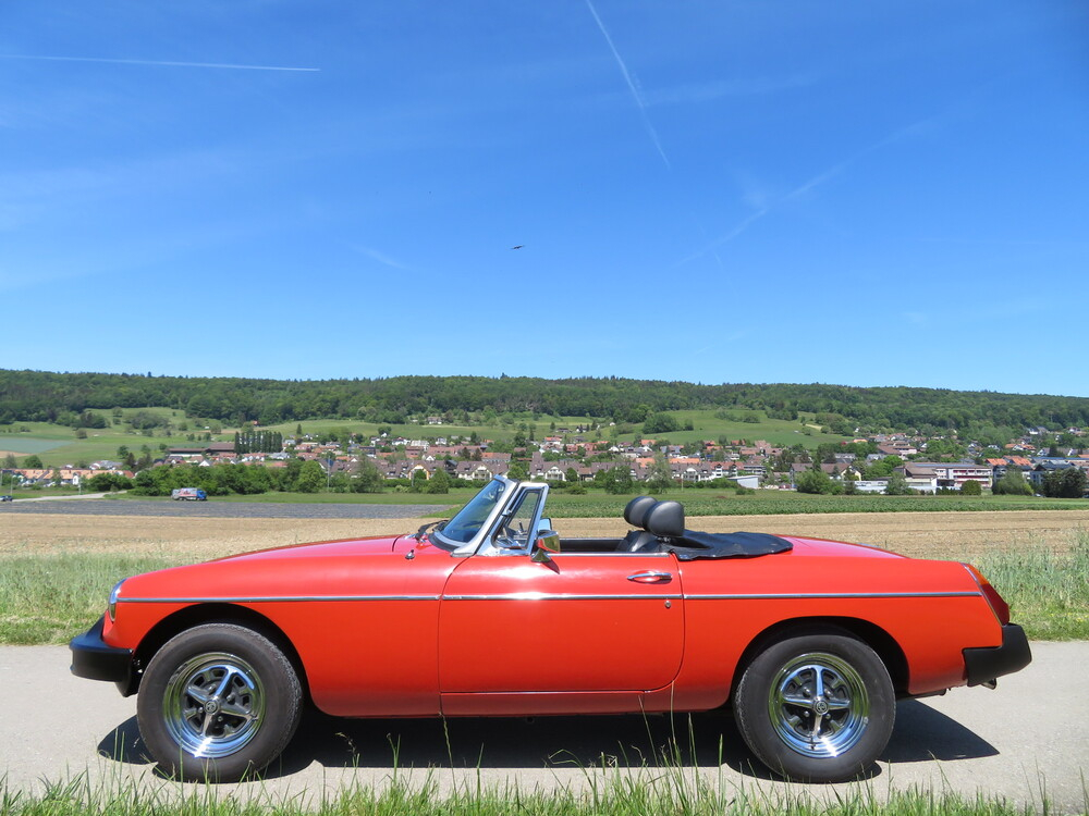 MGB cabriolet rouge | Salon Champenois du Véhicule de Collec